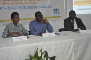 Table de séance de la cérémonie de clôture